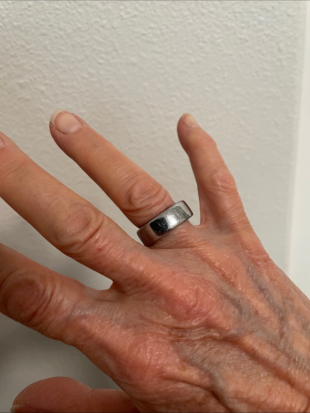 Oura Ring Gen 3 Brushed Silver size 8 and USB Charging Dock in Black - Picture 4 of 4